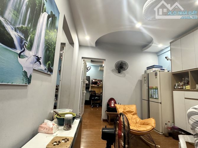 Bán căn hộ mặt phố Nguyễn Quốc Trị, 65m2, 2PN, 2VS, 2Ban công, Khách Bếp. Giá chào: 4,2 tỷ - 2