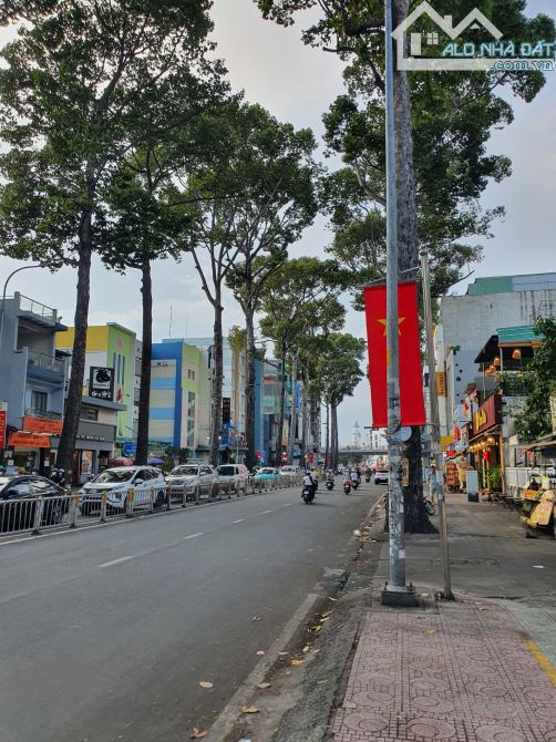 Cho thuê nhà mặt tiền 351 đường Trần Hưng Đạo, Cầu Kho, Quận 1. DT: 4*18m. KC: 5 tầng - 3
