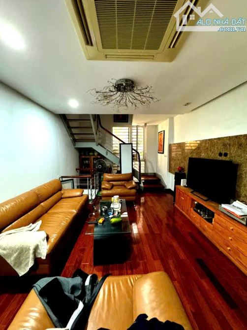 BÁN NHÀ ÂU CƠ. TÂY HỒ. 42M2 5 TẦNG MT 4M GIÁ 10 TỶ- NGÕ THÔNG CÁC NGẢ - RẤT GẦN Ô TÔ - - 4