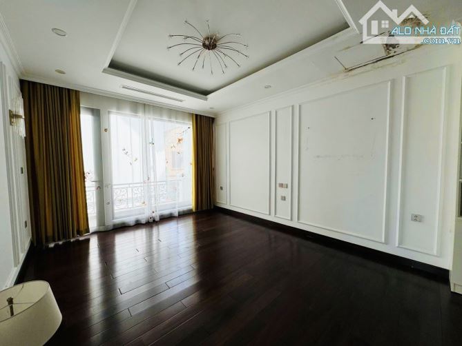 Bán Biệt Thự Việt Hưng DT: 233m2 , Thang Máy , Gara Ô tô - Đầu Tư . Giá :56 Tỷ - 4