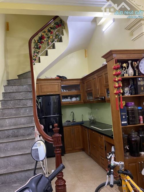 Bán nhà ngõ Cẩm Văn,  28mx5 tầng, giá 6.5 tỉ, gần chợ gần trường từ cấp 1 đến cấp 3 - 4
