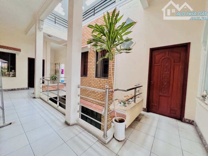 BIỆT THỰ CỔ - KHU VIP PHAN XÍCH LONG - PHÚ NHUẬN – 3 TẦNG- 240M2- NGANG 12M – CHỈ 37.9 TỶ - 4