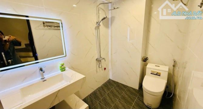 Nhà đẹp 3 tầng lô góc _ KHU PHÂN LÔ đường xe hơi _ DT: 90m2.4pn - 5
