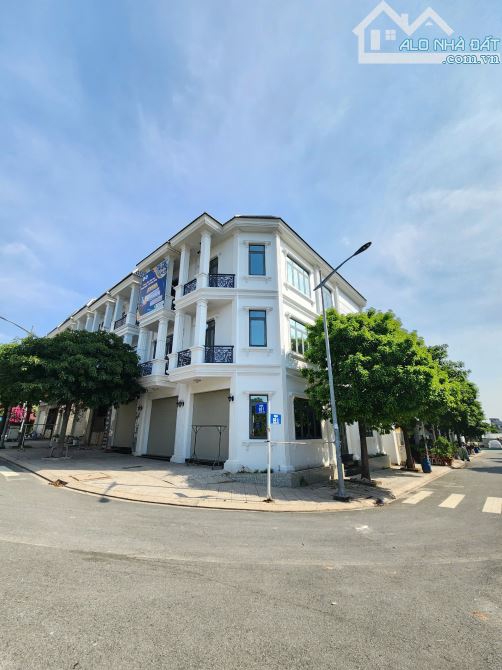 5Tỷ7__Nhà Phố Hoàn Công__góc 2 mặt tiền__đúc 3 tấm__KDC đồng bộ gần đường Liên Huyện 200m
