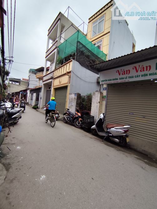 Bán đất phố trạm 70m² , mt 4m đường ôtô tránh kinh đa dạng giá chào 13,9 tỷ .