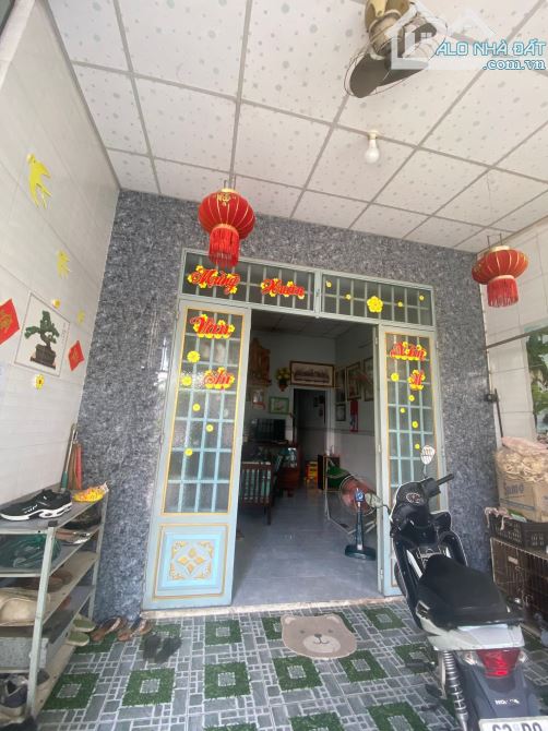Bán nhanh căn nhà đường Bà Điểm 3, Hóc Môn, Sổ hồng riêng, 72m2, giá chỉ 890 Triệu