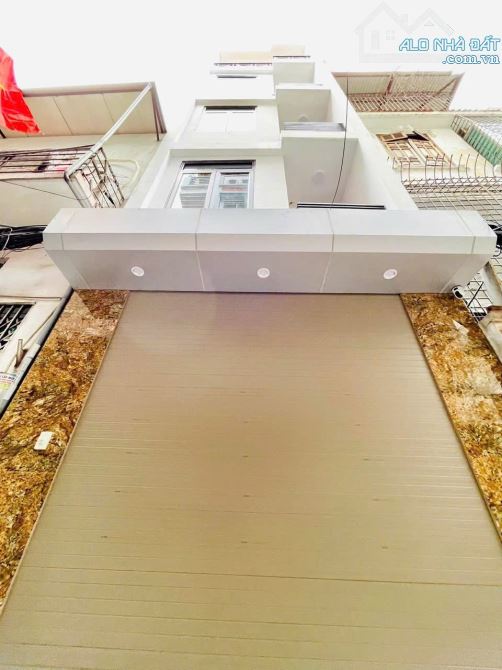Nhà Đẹp 10m ra phố , Trước nhà ô tô tránh tại Hoàng Mai