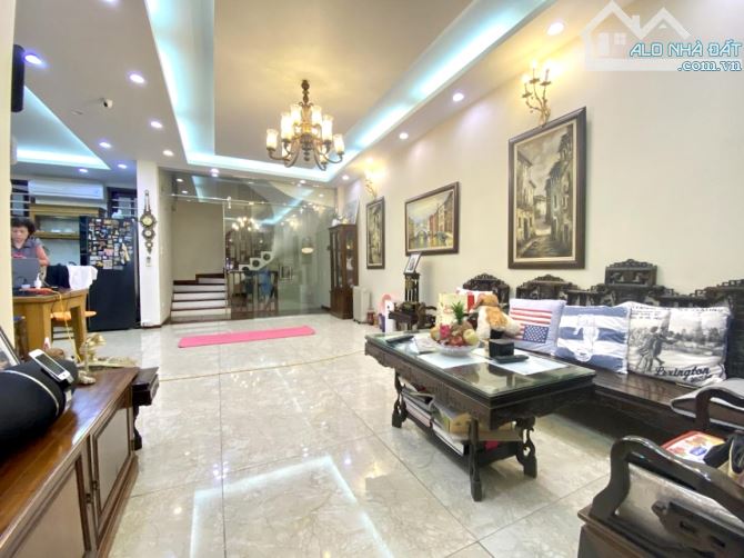 Phân lô hiếm Giảng Võ, vỉa hè, ô tô tránh đỗ, 3 thoáng, 5T thông sàn, mặt tiền vip, 90m2