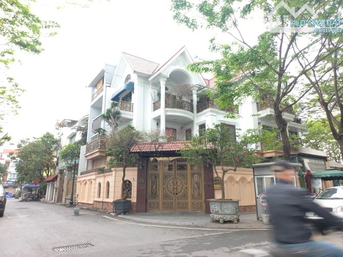BÁN BIỆT THỰ KĐT DỊCH VỌNG – 160M² – 5 TẦNG – MẶT TIỀN 8M – THANG MÁY - NHÀ ĐẸP Ở NGAY