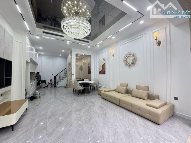 BÁN NHÀ DT70m2, 6 TẦNG THANG MÁY – FULL NỘI THẤT CAO CẤP – PHỐ NGUYỄN VĂN CỪ
