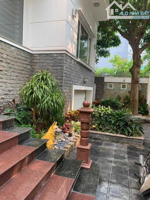 Bán biệt thự tại phố Hoàng Cầu 260m2, 4 tầng, ô tô tránh, kinh doanh, chỉ 75 tỷ.