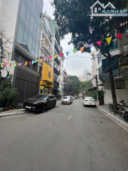 Phân lô Trung Kính, lô góc, ô tô vào nhà, kinh doanh, 10m ra phố, 64m2, 19 tỷ
