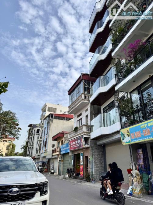 Phố Nguyễn Văn Cừ, Vỉa hè kinh doanh 3 oto tránh, 120m2 mt 5m giá đầu tư