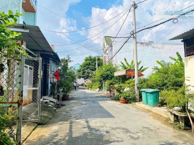 - Bán lô đất góc 2 Mặt tiền DT 6,34x16=100,5m2 xây dựng tự do, hẻm xe hơi