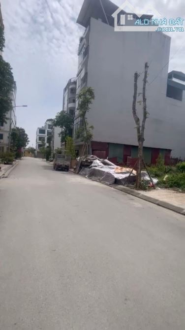 Đất khu tái định cư Ngọc Thuỵ - ngõ oto thông đường thoáng - 1