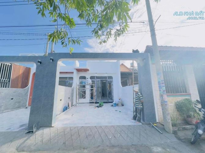 CHỦ CẦN TIỀN BÁN GẤP Nhà Cấp 4 thiết kế hiện đại khu vực Bửu Long - 1
