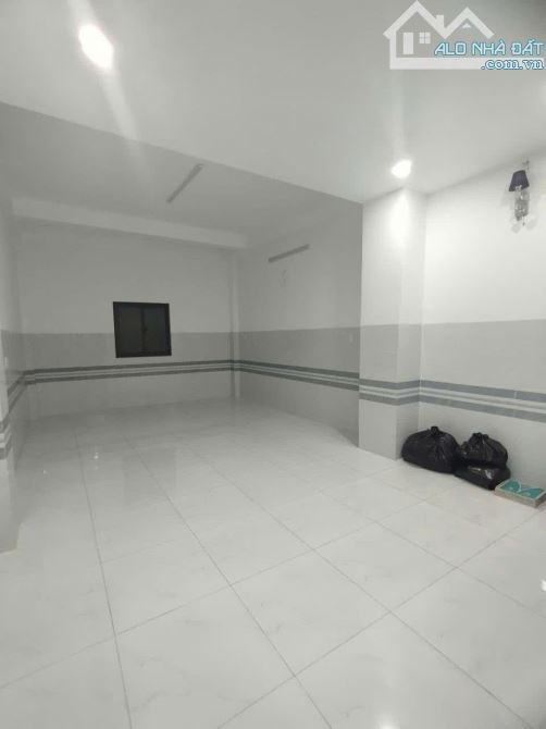 CHỐT LỜI ! NHÀ MTKD SUNG NGUYỄN VĂN LUÔNG P10 Q6 (4,2X15) 3 TẦNG, 3PN, 2WC. GIÁ CHỈ 12 TỶ - 1