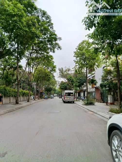 Biệt thự VIP Trần Kim Xuyến - Cầu Giấy, 2 mặt đường, 217 m2, giá 88.9 tỷ - 1
