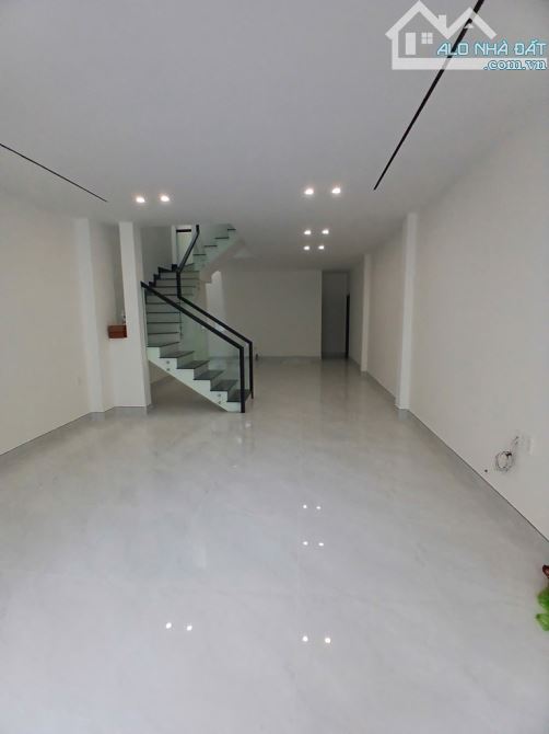 NHÀ 2 TẦNG THOÁNG MÁT HXH NGỦ TRONG NHÀ - QUANG TRUNG -  NỞ HẬU - 95M2 - GIÁ 8.X TỶ - 1