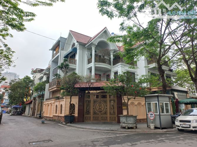 BÁN BIỆT THỰ KĐT DỊCH VỌNG – 160M² – 5 TẦNG – MẶT TIỀN 8M – THANG MÁY - NHÀ ĐẸP Ở NGAY - 1