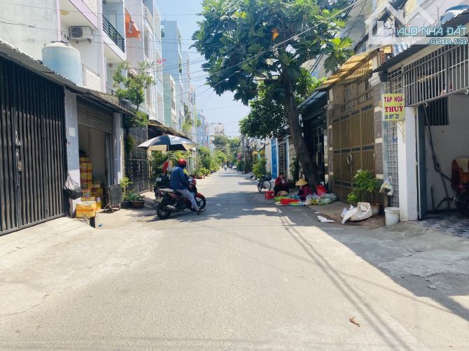 Nhà hẻm 8M thông P. Tân Sơn Nhì, DT: 4x19m, 3 lầu. Cách AEON 500m. Giá: 8.7 tỷ TL - 1