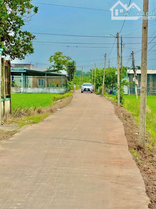 Bán đát MT nhựu Nguyễn Thị Tầm dt 1700m2 giá 1tỷ5 Bình Tịnh Tân Trụ Long An - 1