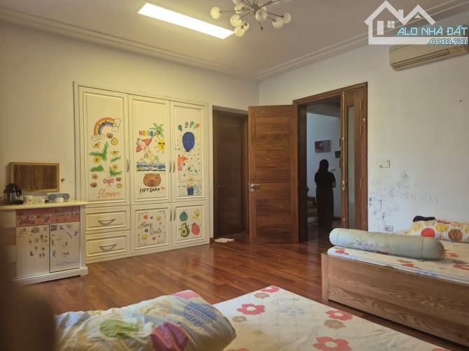 Bán biệt thự tại phố Hoàng Cầu 260m2, 4 tầng, ô tô tránh, kinh doanh, chỉ 75 tỷ. - 1