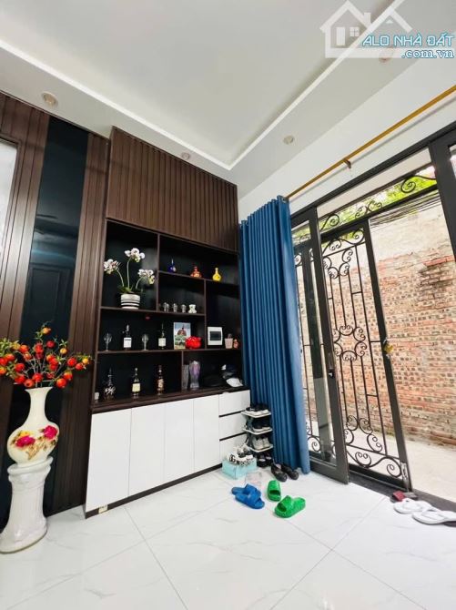 🏘️🏘️🏘️Bán nhà xây 3 tầng độc lập, nông gần mặt đường. Trung tâm ngã tư Nguyễn Cộng Hoà,
