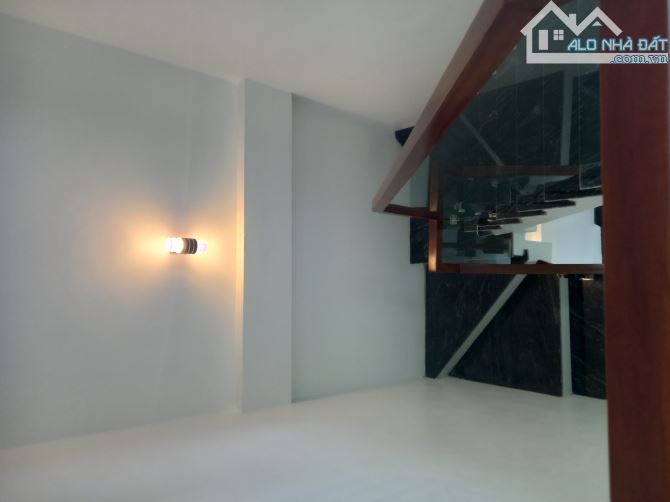 Nhà 3 tầng mới đẹp sân cổng ô tô View hồ - 2