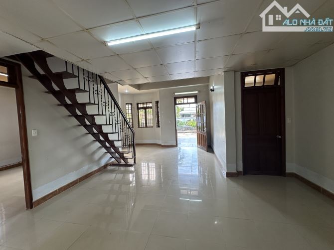 BÁN VƯỜN TẠI TRUNG TÂM BẢO LỘC 3150M2 SẴN 400M2 THỔ. ĐƯỜNG 8M. KHU DÂN CƯ - 2