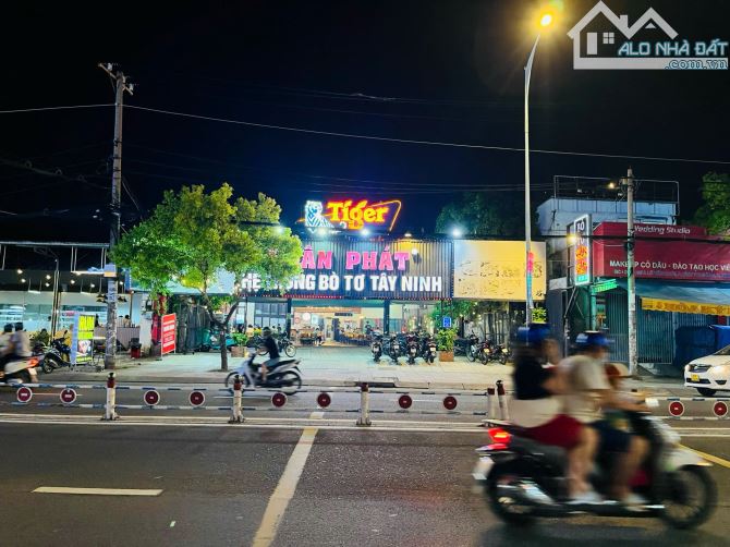 Cho thuê nhà 150 triệu, 17x47m , mặt tiền đường Lê Văn Quới, Phường Bình Trị Đông