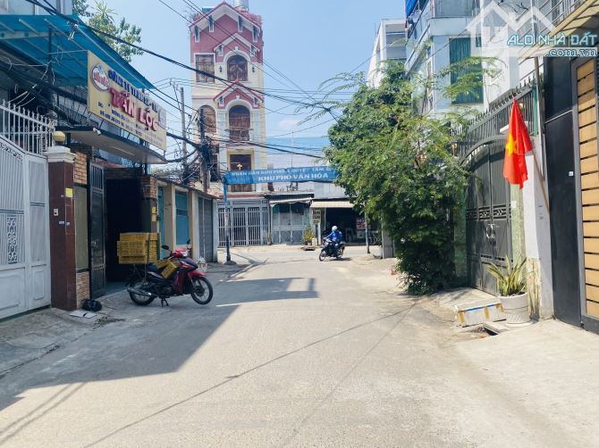 Nhà hẻm 8M thông P. Tân Sơn Nhì, DT: 4x19m, 3 lầu. Cách AEON 500m. Giá: 8.7 tỷ TL - 2