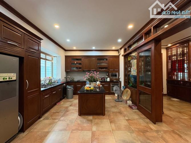 Bán biệt thự tại phố Hoàng Cầu 260m2, 4 tầng, ô tô tránh, kinh doanh, chỉ 75 tỷ. - 2