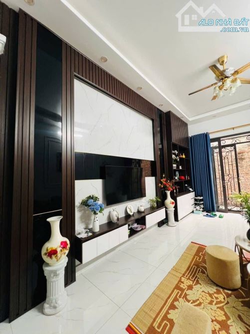 🏘️🏘️🏘️Bán nhà xây 3 tầng độc lập, nông gần mặt đường. Trung tâm ngã tư Nguyễn Cộng Hoà, - 1
