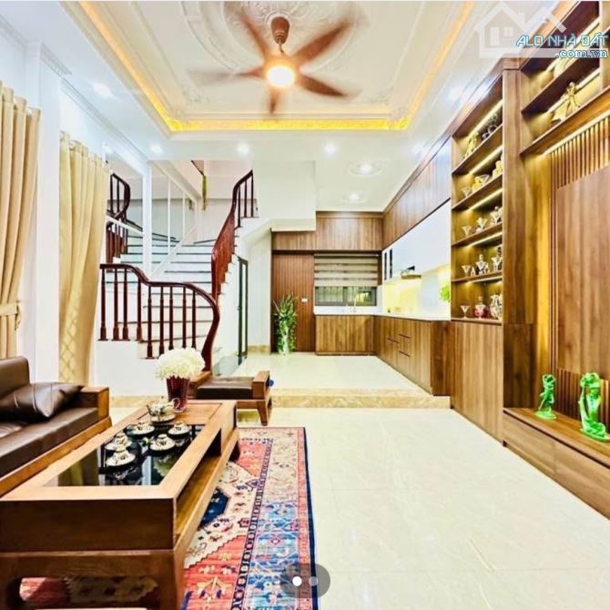 SIÊU RẺ - CHỈ 5,5 TỶ - 50M - NHÀ DÂN XÂY VIỆT HƯNG- FULL ĐỒ - GẦN Ô TÔ, TIỆN ÍCH  Vị trí v - 3