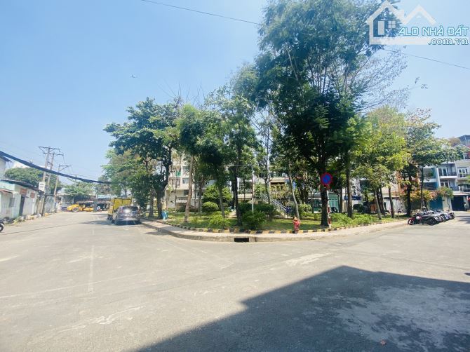 Nhà hẻm 8M thông P. Tân Sơn Nhì, DT: 4x19m, 3 lầu. Cách AEON 500m. Giá: 8.7 tỷ TL - 3