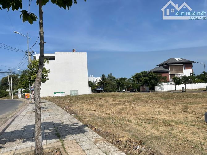 Chủ cần bán gấp đất mặt tiền đường Phong Châu, nằm trong khu đô thị ven sông Tắc 125m2 - 4