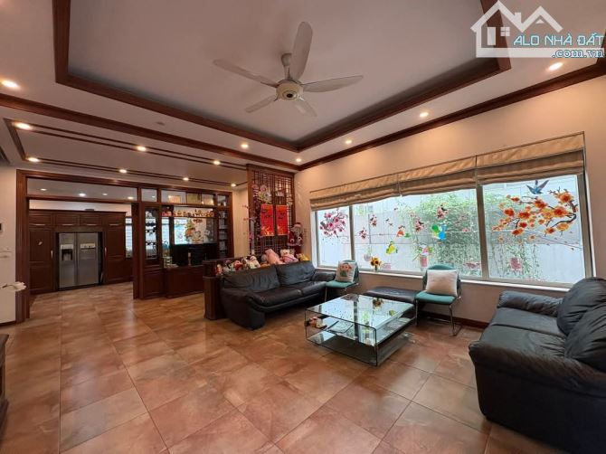 Bán biệt thự tại phố Hoàng Cầu 260m2, 4 tầng, ô tô tránh, kinh doanh, chỉ 75 tỷ. - 4