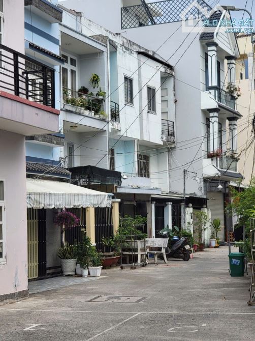 NHÀ 3 TẦNG – HẺM XE HƠI 6M – HOÀN CÔNG CHUẨN – TT. NHÀ BÈ – GIÁ CHỈ 5,5 TỶ (CÒN BỚT) - 6