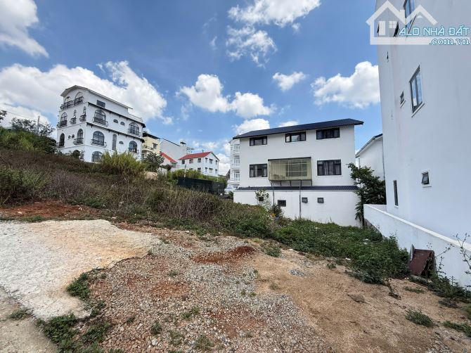 Bán Gấp 200m2 Ngang 11m Full Xây Dựng Đường Ô Tô 4m View Đẹp Nam Hồ Cách Chợ Đà Lạt 5 Phút