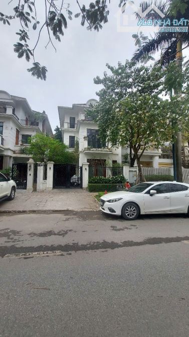BÁN BIỆT THỰ VIP CIPUTRA. VỊ TRÍ ĐẸP. MẶT ĐƯỜNG ĐÔI. 200M2, XÂY 3,5 TẦNG. MT 10M