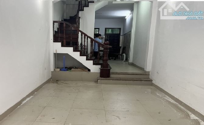 Cho thuê nhà ngõ 2 phố Hoàng Sâm, Diện tích 50m x 5 tầng ôtô đậu cửa