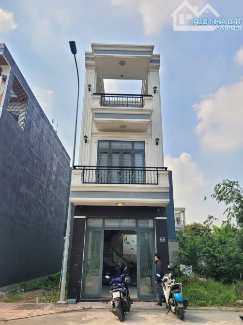 RẺ NHẤT KHU NÀY__3Tỷ300__Nhà đúc 3 tấm__có sân xe hơi__KDC đồng bộ gần Ngã 4 Bình Chuẩn