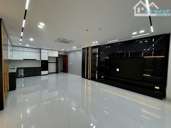 Siêu Phẩm! Bán nhà ngõ 211 Khương Trung, Gần Hồ, Cách ô tô 39m, 62m2, 4 Tầng Siêu Đẹp.