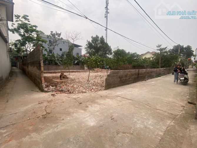 HÀNG HOT -- nhỉnh 3x tr/m có ngay mảnh đất tại Sài Sơn , Quốc Oai. Đường rộng, ô to.