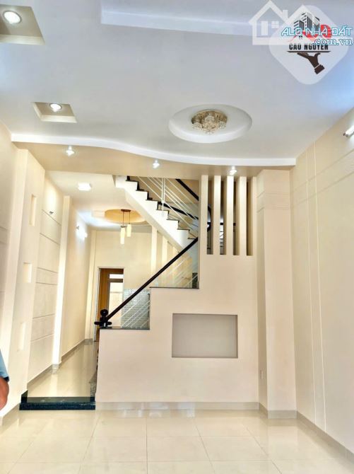 Nhà (4m x 16m) 3 lầu 5 phòng ngủ, đường Lê Văn Quới