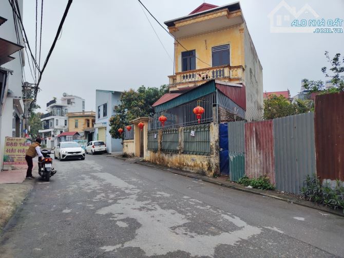 [Ôtô trải tránh] Bán đất Phố Bát Khối,400m2, MT12m,KD, Giá 26.6 tỷ,Chia lô, đầu tư