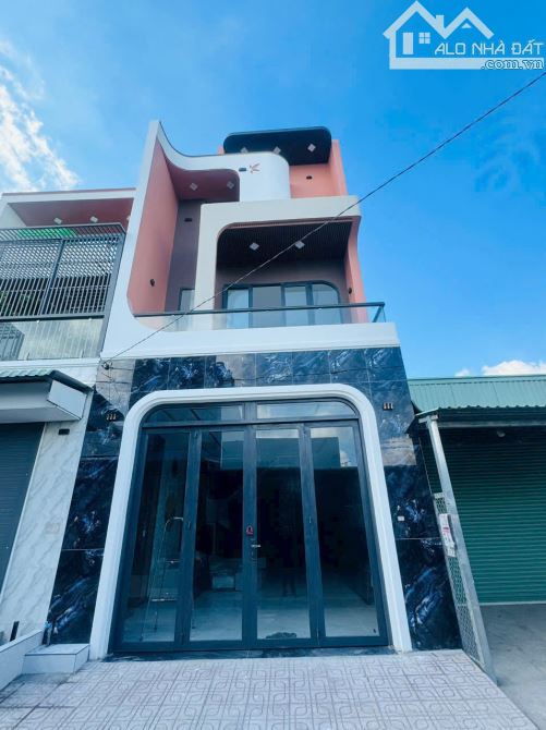 Bán nhà gần ngã tư xoài đôi từ DT 826 vào đúng 80m