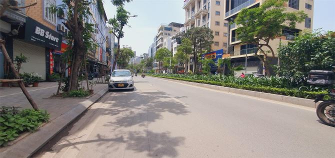 Bán nhà mặt phố Lạc Long Quân  vỉa hè , kinh doanh, thang máy ,view Hồ Tây 65m 7tầng MT