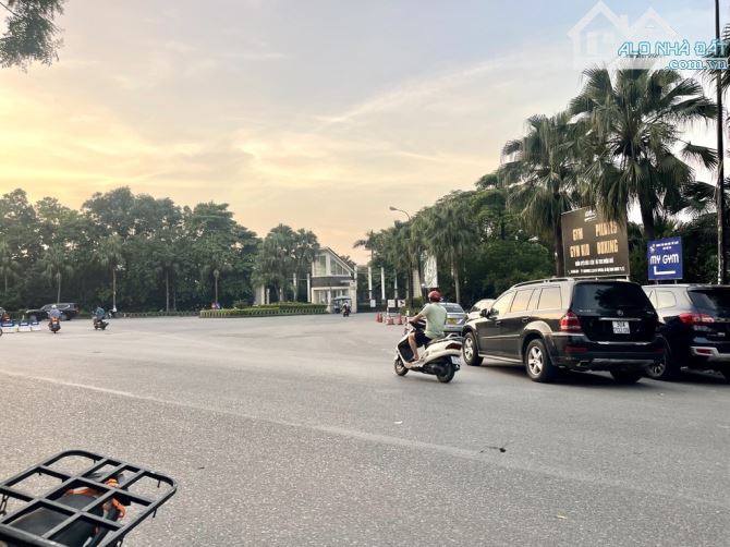 Bán Nhà Nguyễn Hoàng Tôn - Đầu Tư Sinh Dòng Tiền - 68m2 - M.Tiền Rộng - 8,3 Tỷ